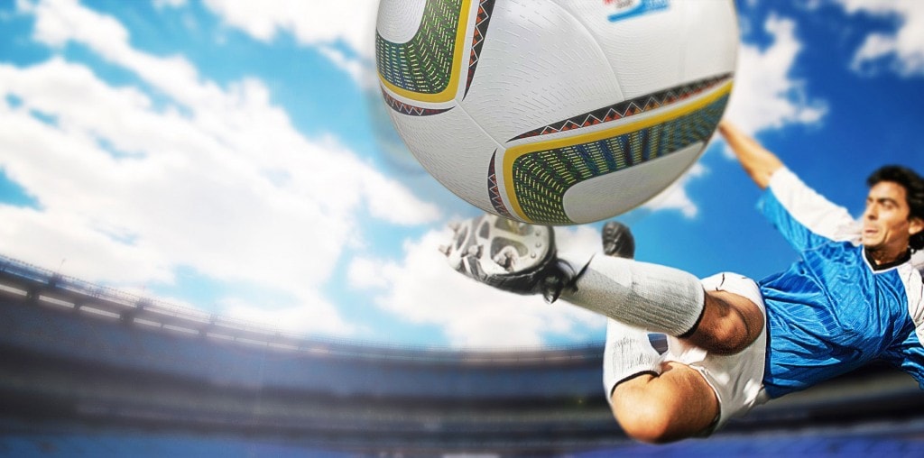 Un jugador de fútbol golpeando una pelota